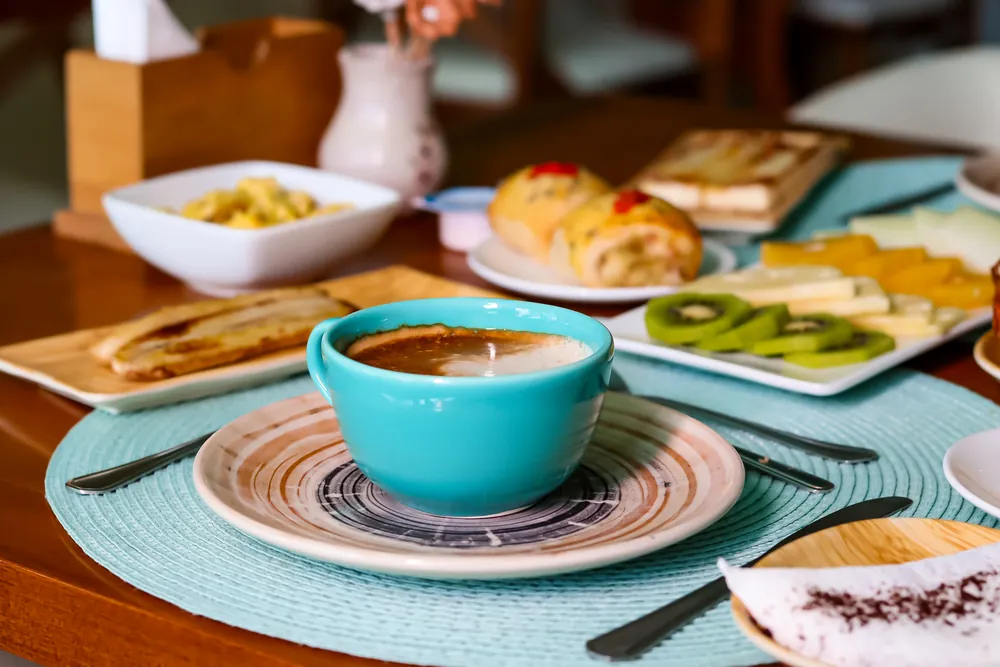 Café da manhã personalizado com delícias regionais