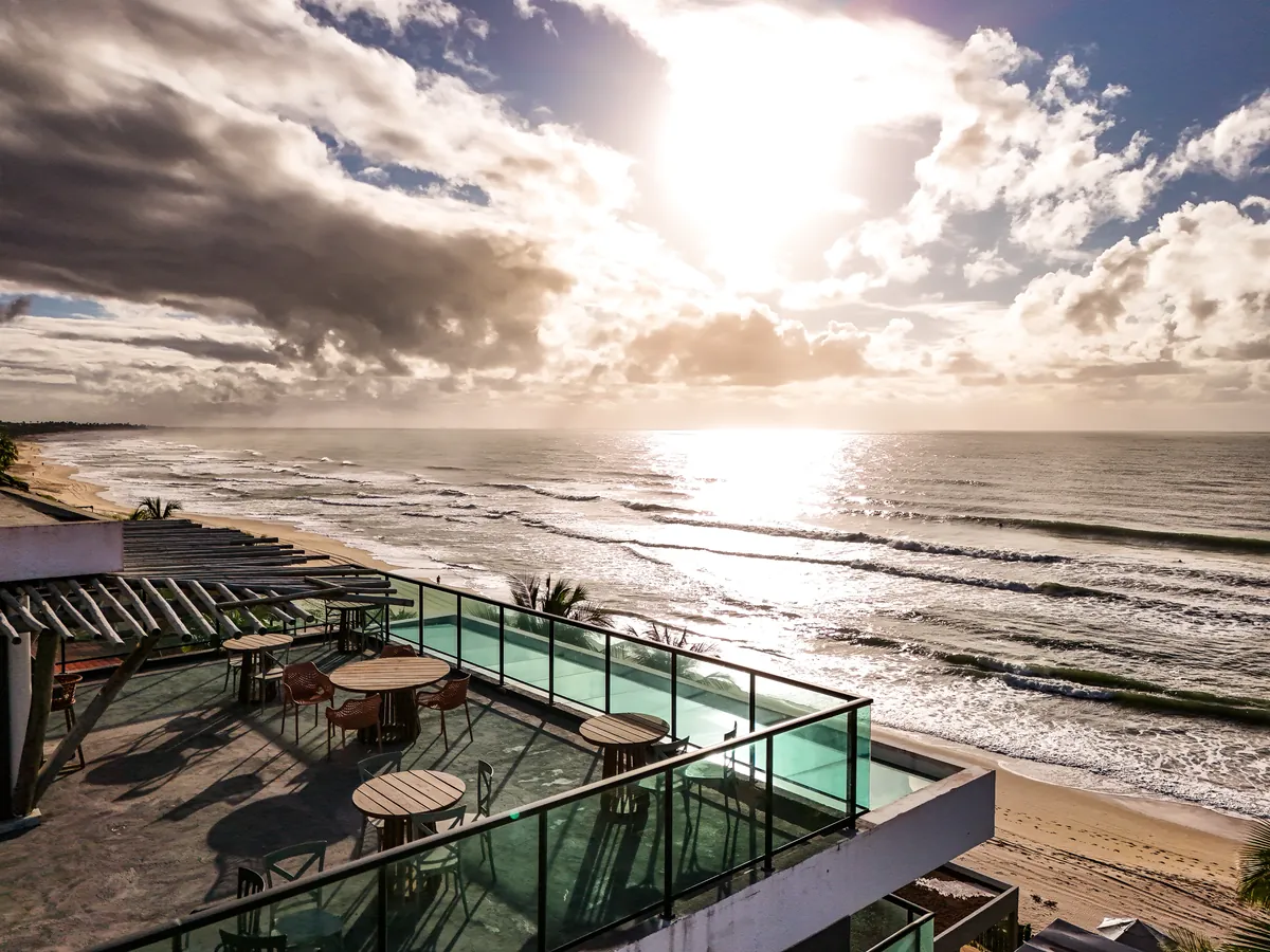 Deck do hotel de frente para o mar ao entardecer