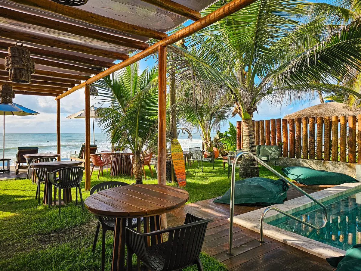 Lounge Praia com piscina, jardim e coqueiros de frente para o mar