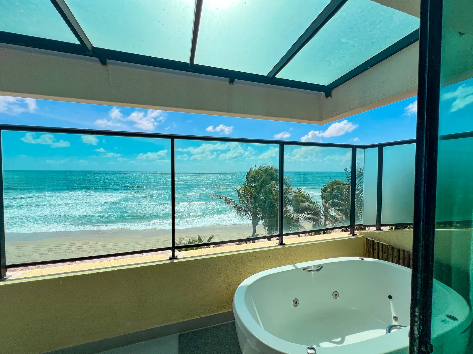 Ofurô na varanda da Suíte Rudá, com vista panorâmica para o mar