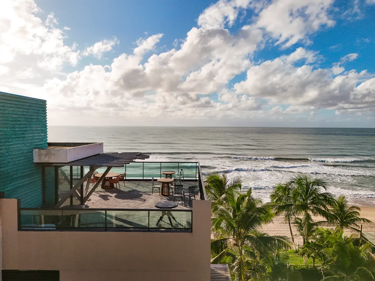 Rooftop do Rudá com vista 360 graus para a praia