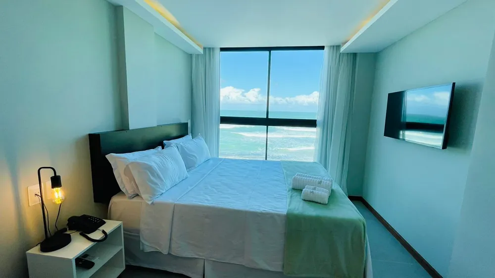 Suíte Mar com vidros panorâmicos e vista da praia
