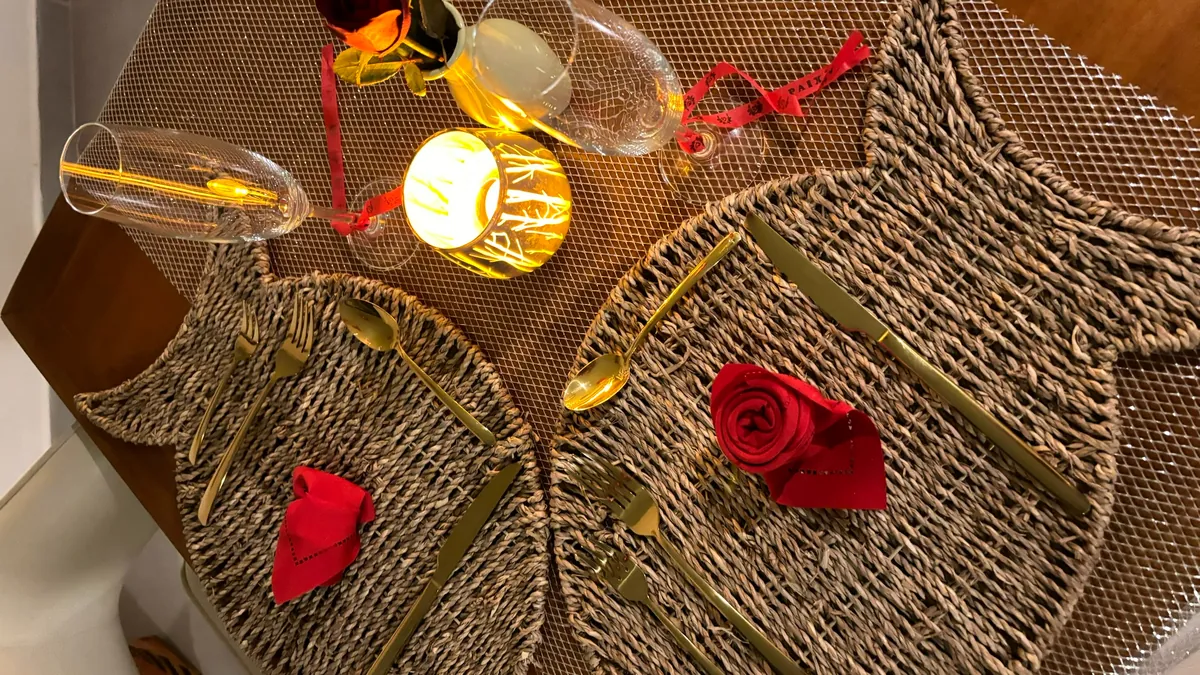 Mesa de jantar romântico montada com velas e rosas